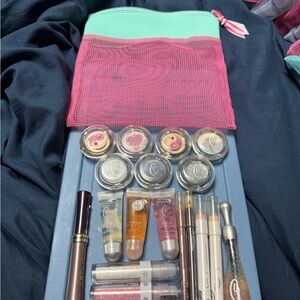 Caboodles Eyeshadow Set with Pink and Mint Bag